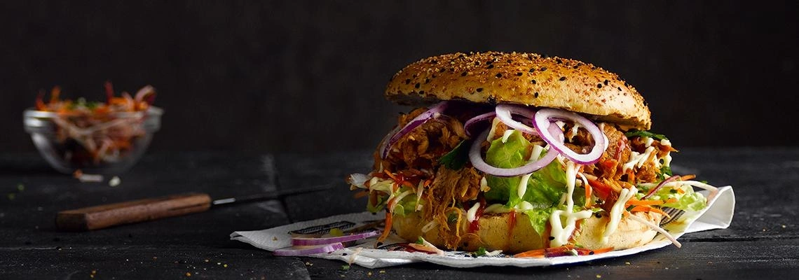 Pepper Hamburger Bun met pulled pork
