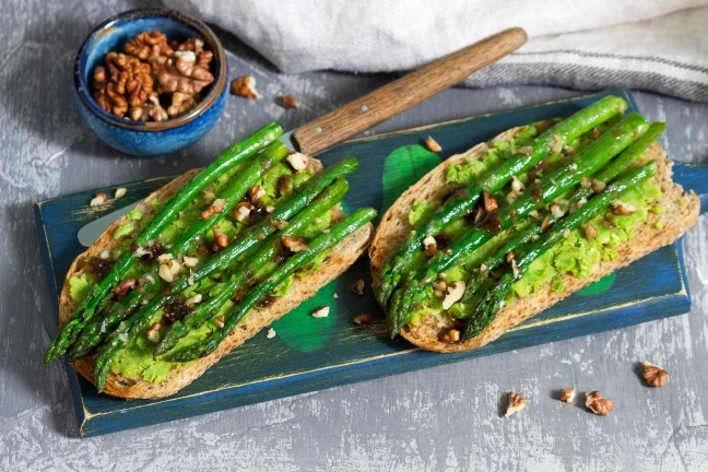 Waldkorn met gegrilde aperges en grillworst cashewsalade