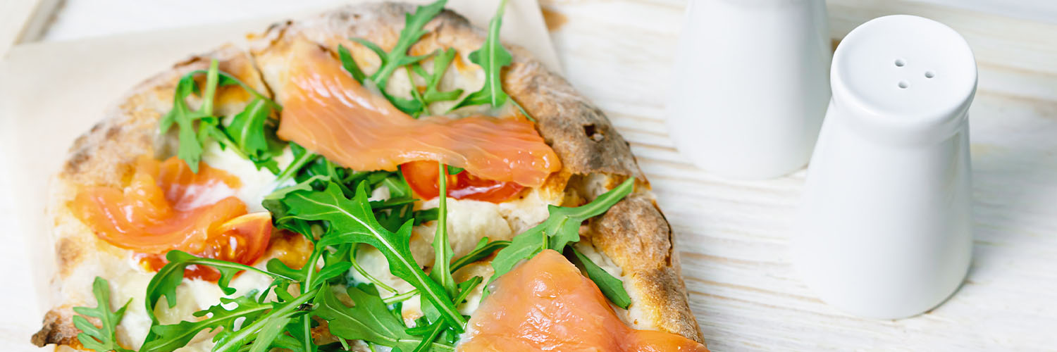 Kleine pizza's met asperge en zalm