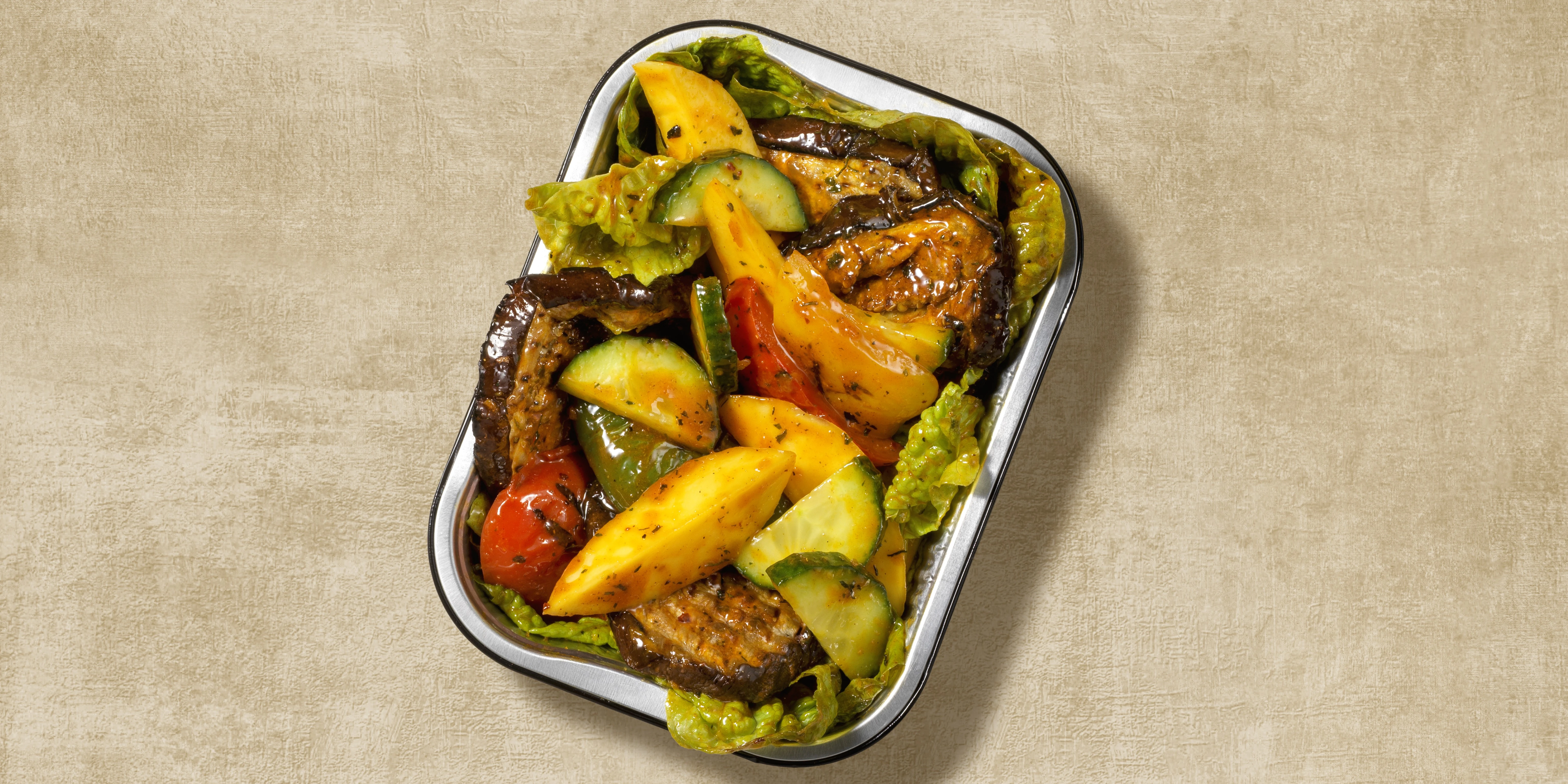 Frisse mango chili zomersalade met gegrilde aubergine