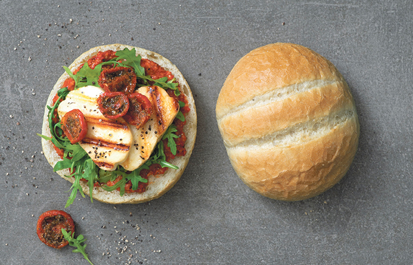 Italiaanse bol met muhammara en halloumi
