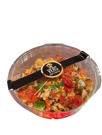Maaltijdsalade gekleurde tomaat met feta