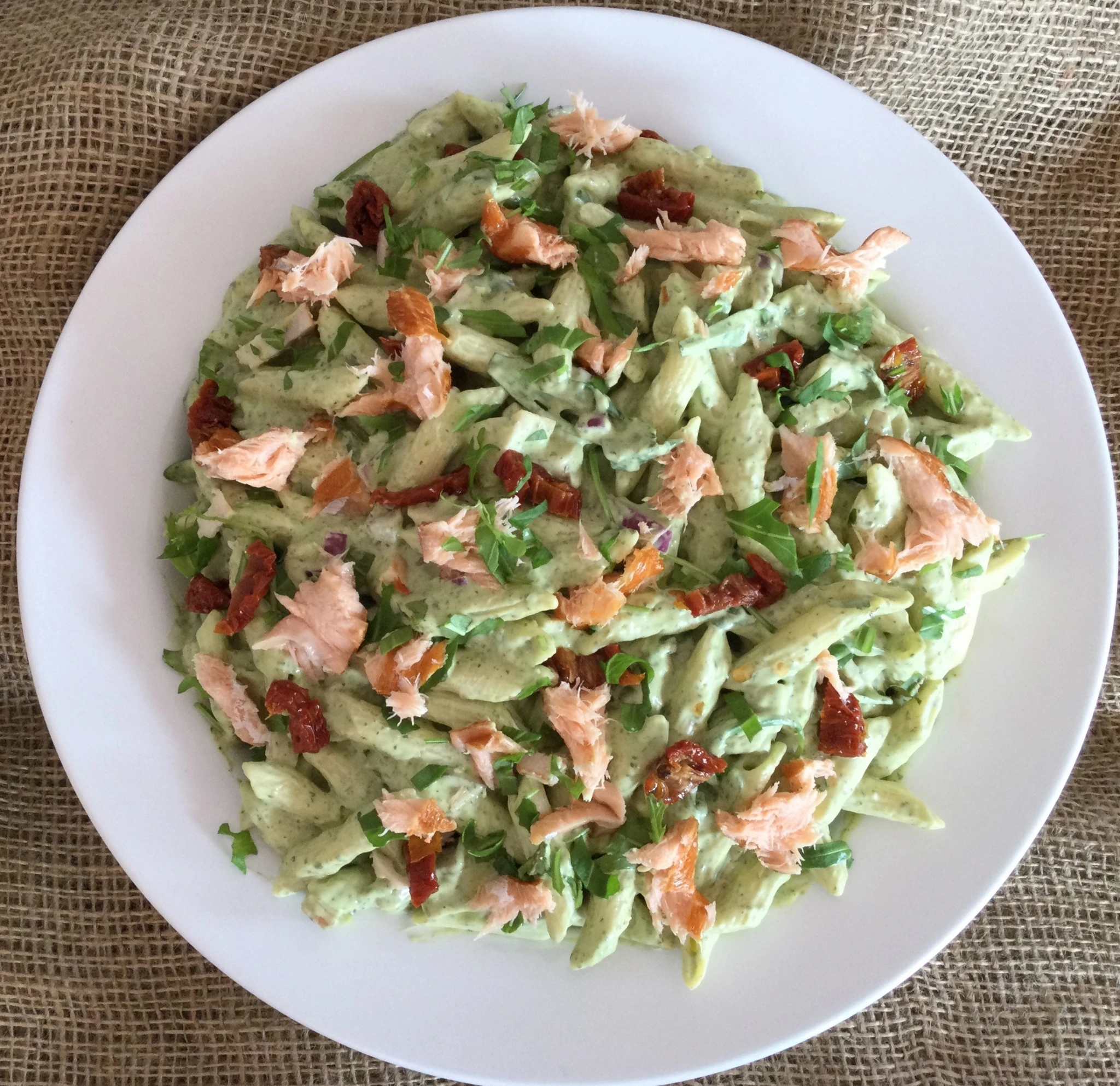 Penne pasta pesto di salmone