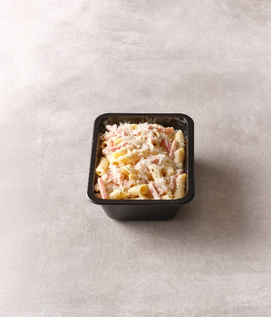 Penne met kaassaus en gegrilde ham