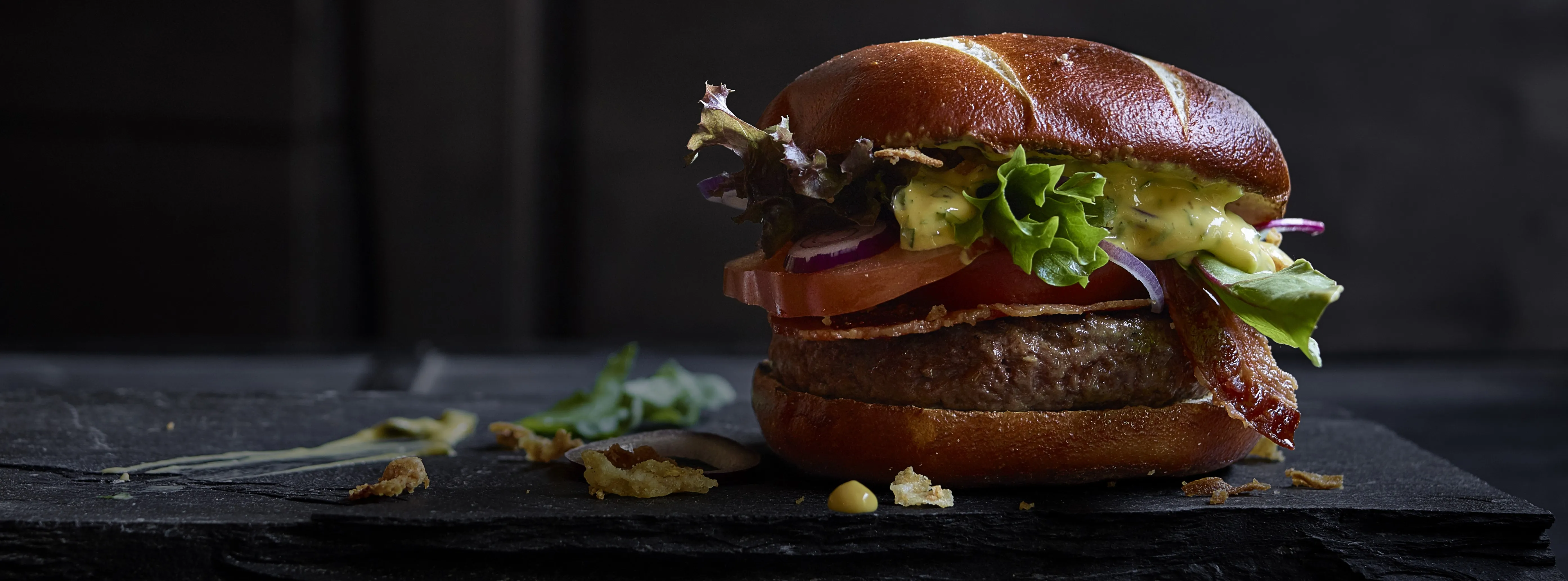 Beefburger op een pretzel hamburger bun