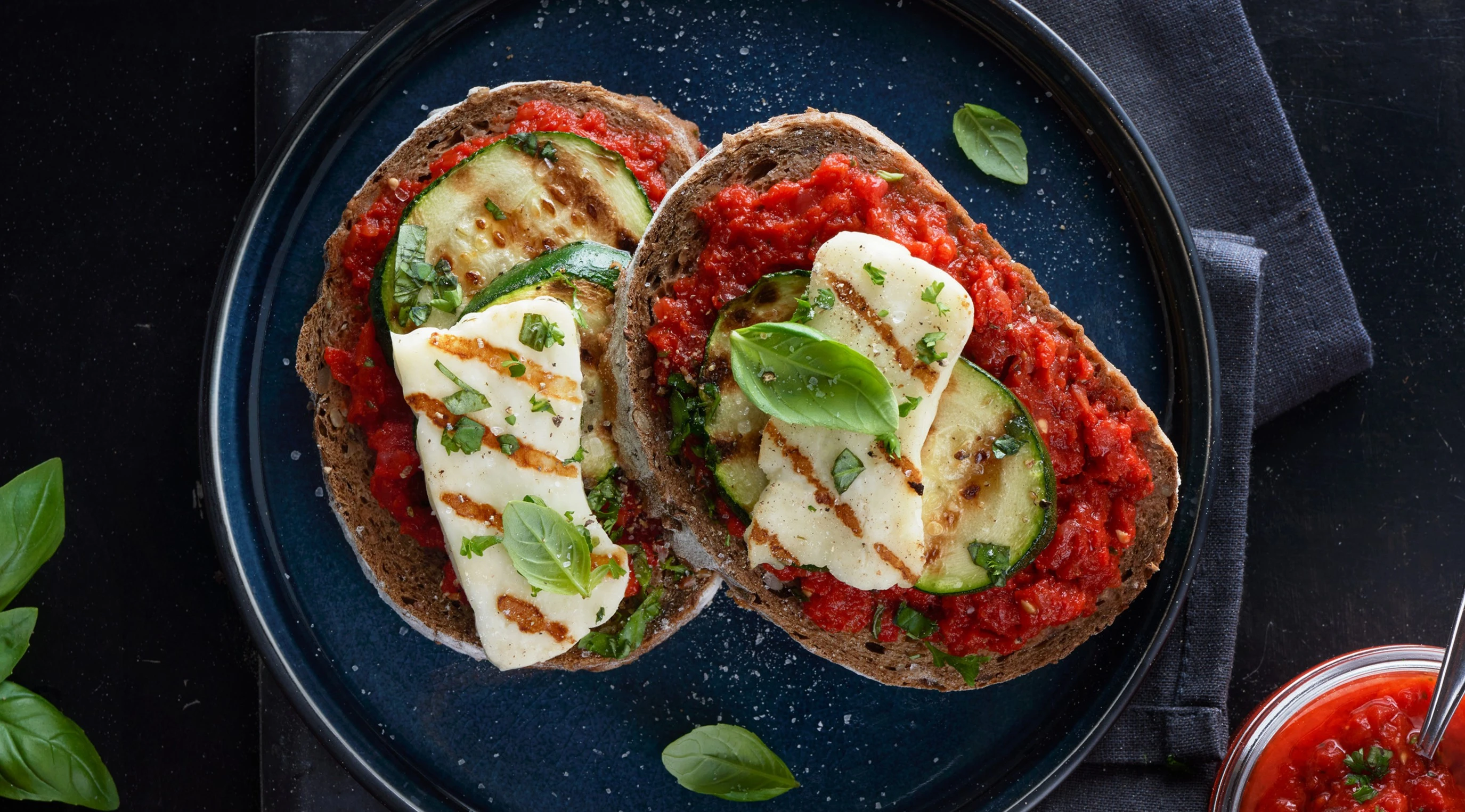 Waldkorn met paprikatapenade en halloumi