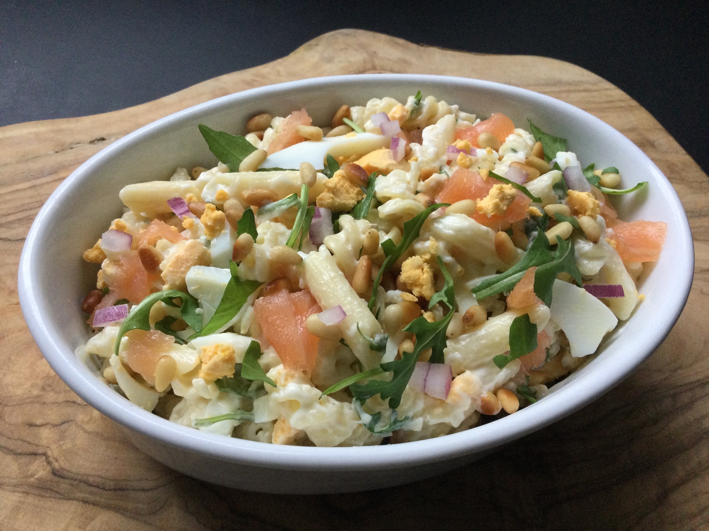 Pasta carbonarasalade met zalm