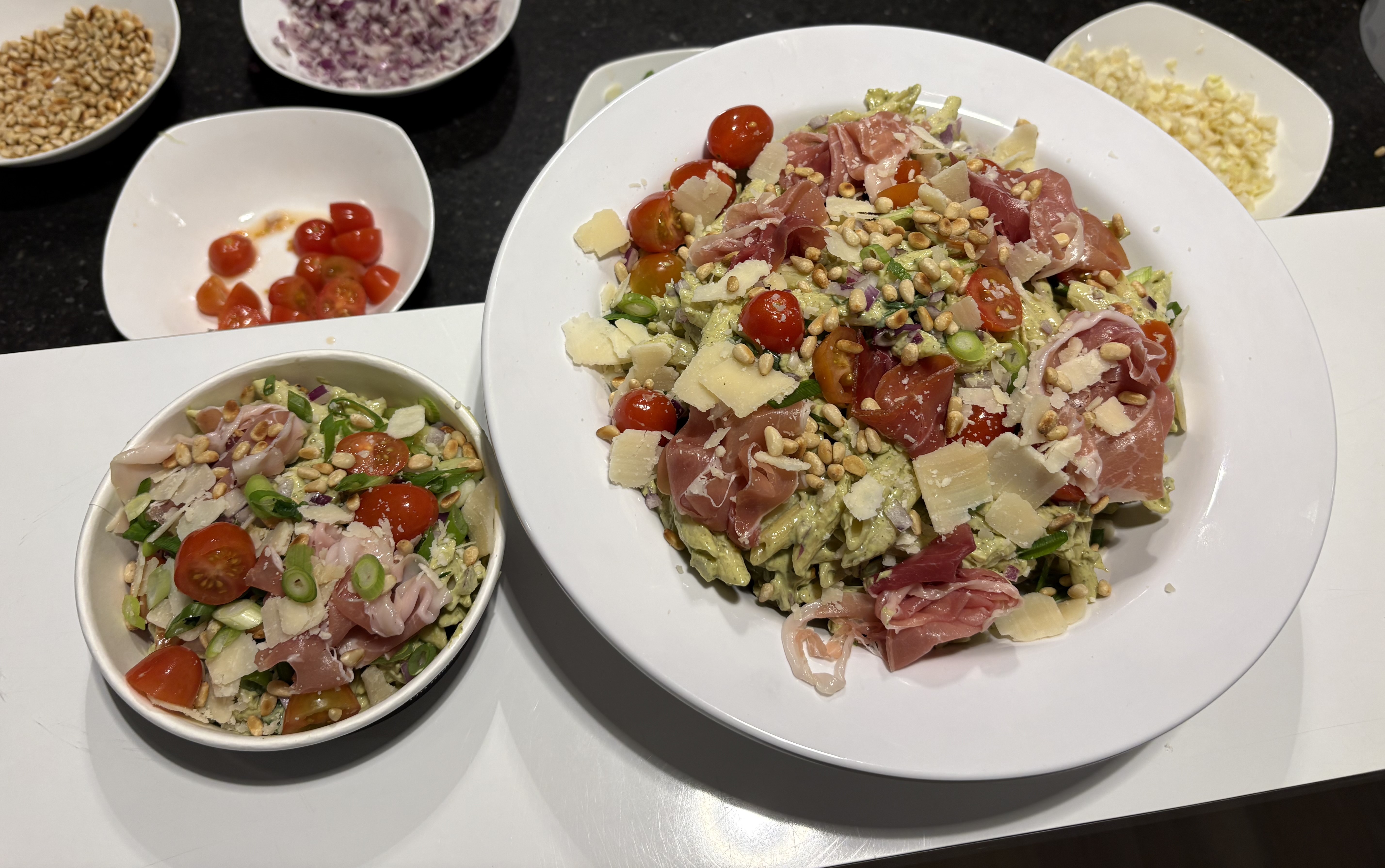 Maaltijdsalade pasta pesto met serrano