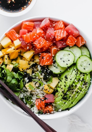Pokebowl met zalm en Japanse zeewier