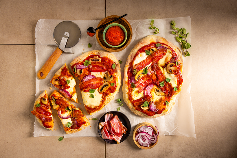 Tomaat mozzarella pinsa met bacon