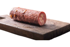 grillworst met kaas op een snijplank